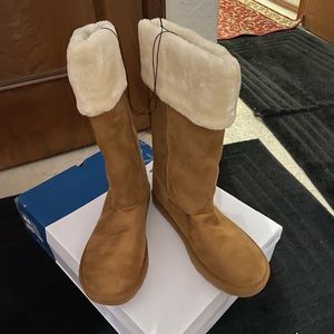 Arzonia Faux Suede look boots NWT